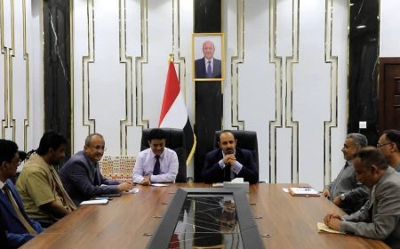 محافظ حضرموت ووزير النفط يناقشان الوضع التمويني للمشتقات النفطية بالمحافظة