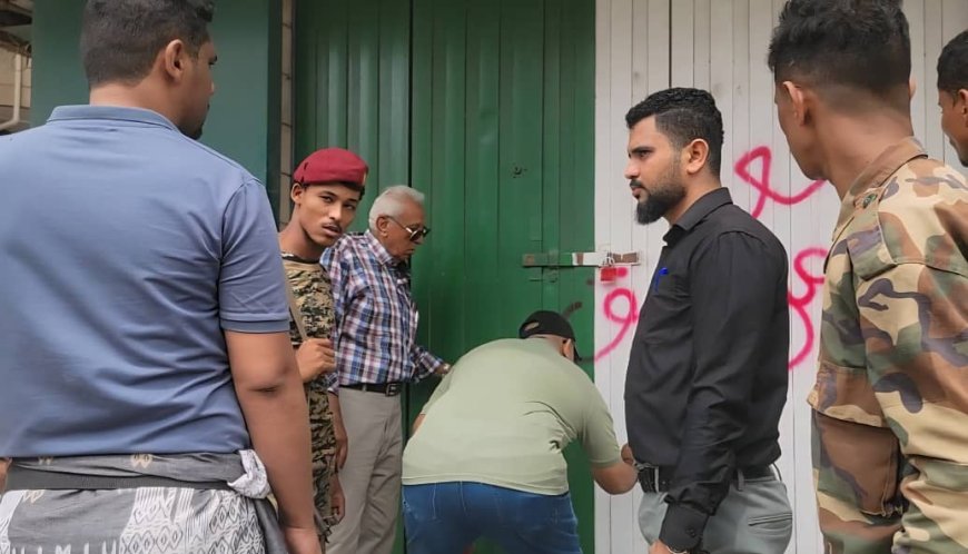 لرفضها بيع العملات الأجنبية..إغلاق عدد من محلات الصرافة في مديرية المنصورة بعدن