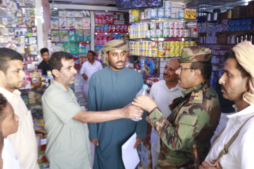 المهرة..نزول ميداني لمدير عام المديرية لضبط أسعار المنتجات في الأسواق المحلية