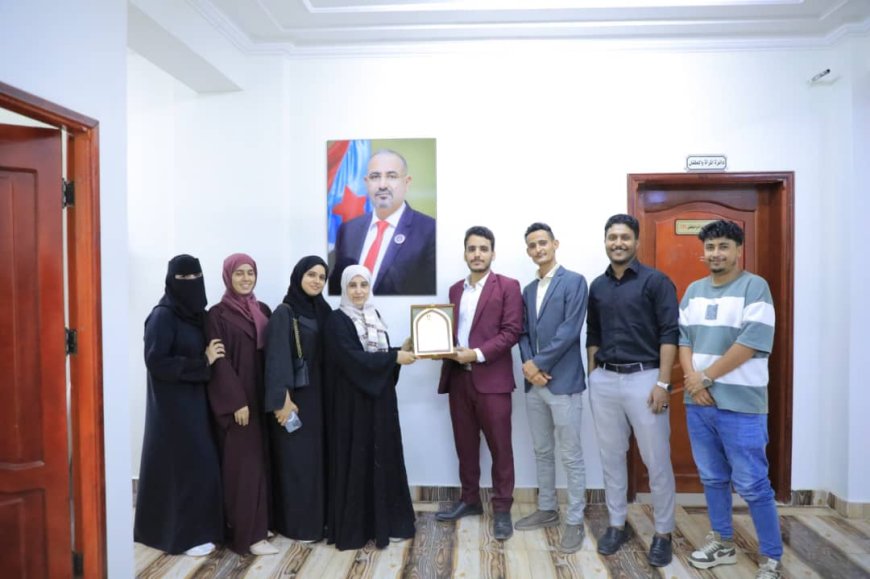 اتحاد طلاب جامعة عدن يزور رئيس هيئة الشباب ويكرم رئيس دائرة المرأة في الأمانة العامة لهيئة رئاسة الانتقالي