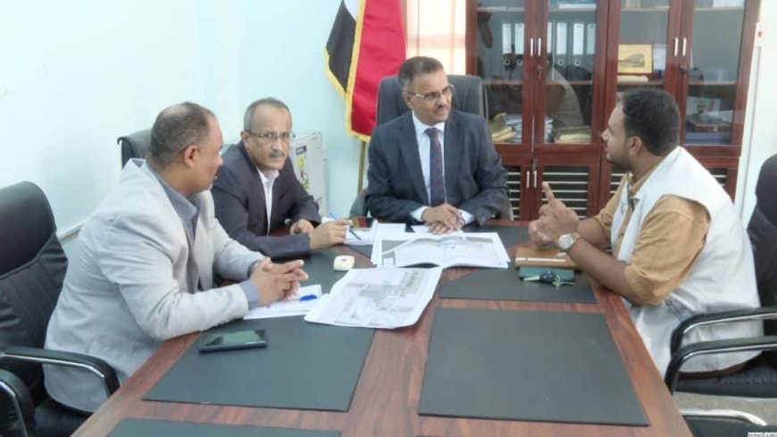 الأمين العام لمحلي حضرموت يطلع على تفاصيل المكونات الأساسية لمشروع مجمع الكويت الصحي بالشحر