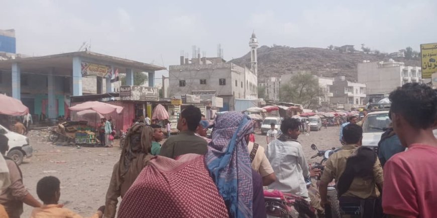 محتجون يغلقون محلات تجارية في ريف تعز الجنوبي للمطالبة بخفض الأسعار
