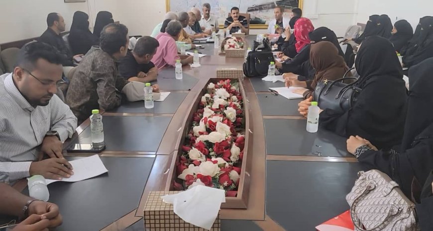خلال ترأسه إجتماعاً بمدراء المدارس الحكومية والأهلية..مدير عام المنصورة يشدد على ضرورة إعادة النظر لرسوم المدارس الخاصة والتعامل بالعملة المحلية