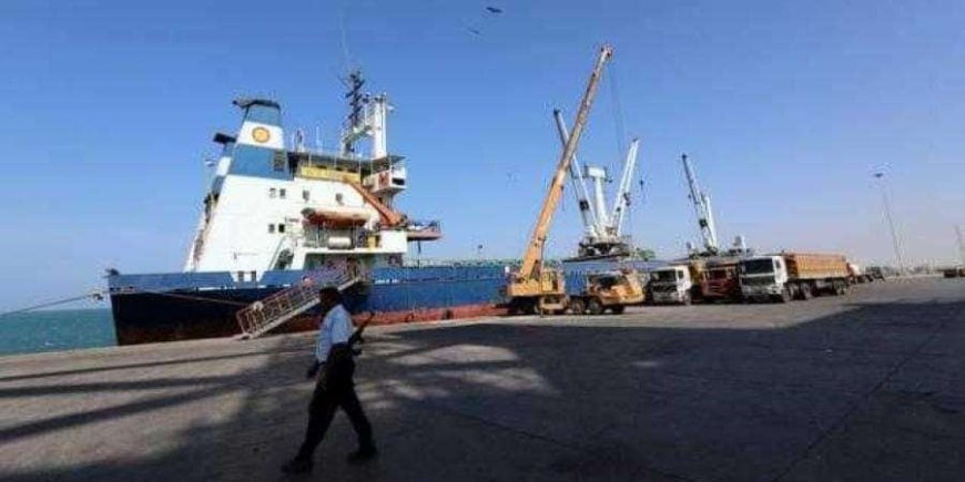 مصدر يوثق عمليات تفريغ مشبوهة للسفن في ميناء الحديدة