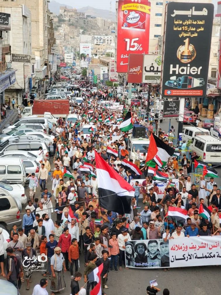 مسيرة حاشدة في تعز تطالب بتحرك دولي لوقف جرائم الإبادة والتجويع في غزة