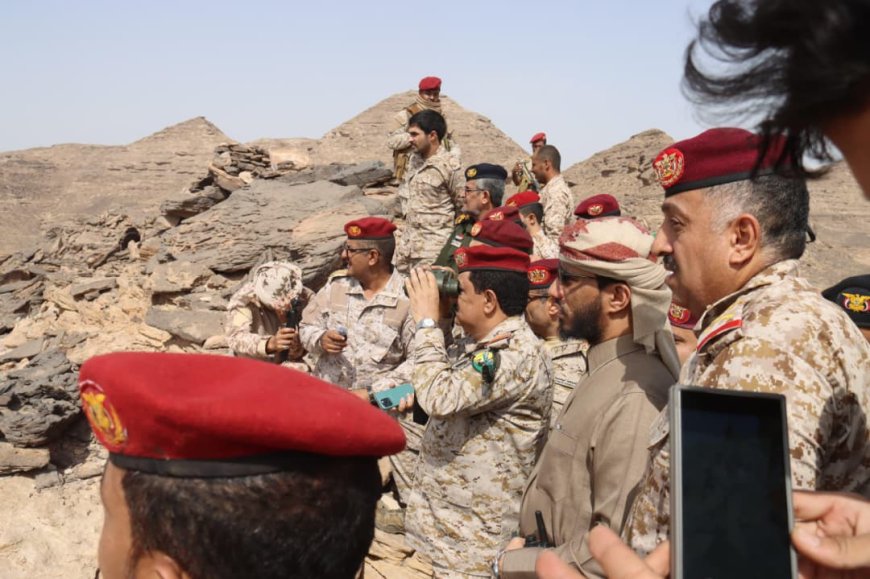 وزير الدفاع يتفقد المواقع الأمامية في محوري كتاف والبقع بمحافظة صعدة