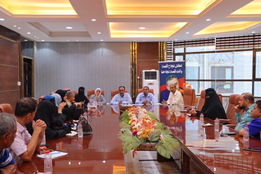 مدير عام خورمكسر يعقد اجتماعًا مع مديري المدارس الأهلية لمناقشة قرار تخفيض رسوم التسجيل