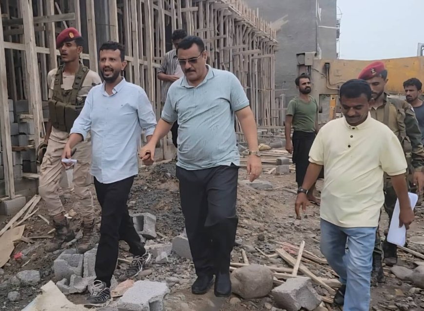 مدير عام المنصورة يتفقد أعمال المرحلة الثانية لمشروع بناء صالة لنادي أهلي عدن