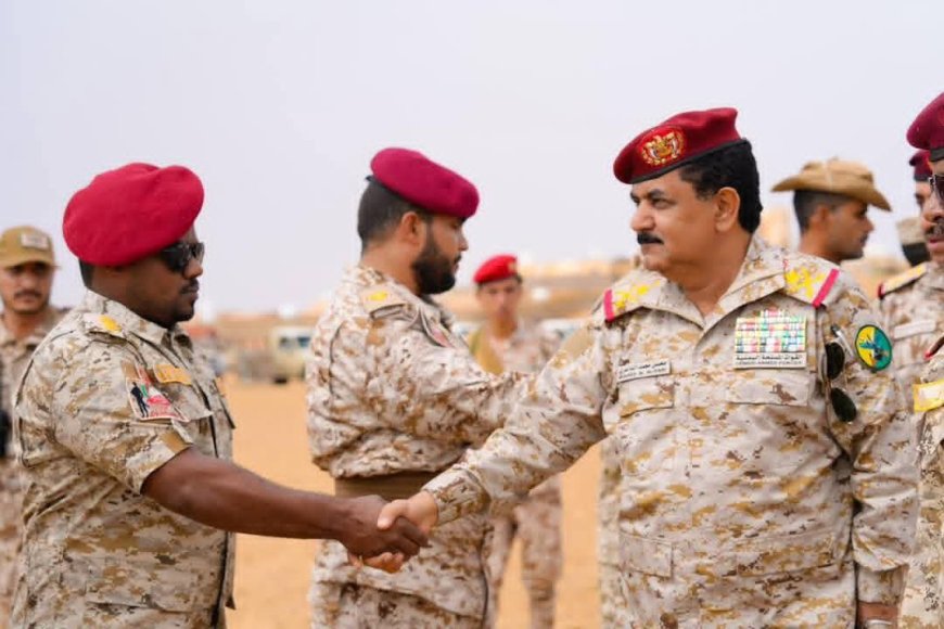 وزير الدفاع يطلع على أوضاع منتسبي الفرقة الثانية لقوات درع الوطن في الوديعة