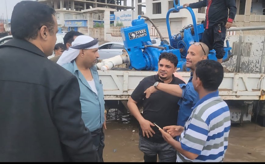 الداؤودي" والحسيني" يشرفان على أعمال شفط مياه الأمطار في عدد من شوارع مديرية المنصورة