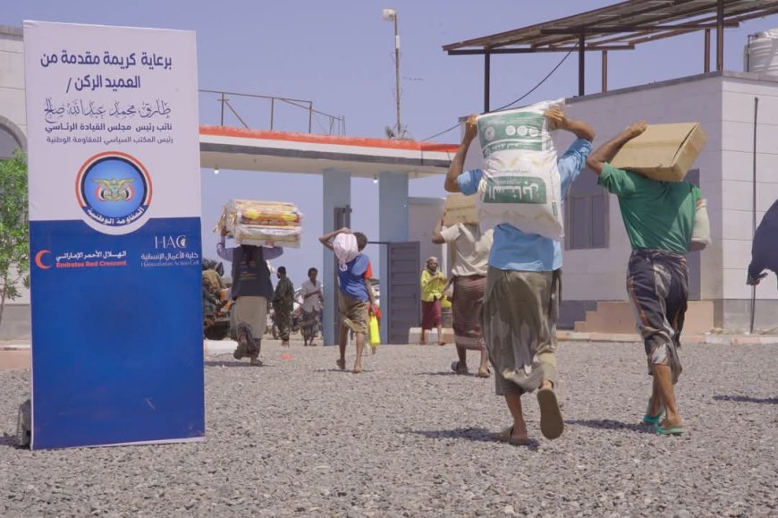 الحديدة..توزيع مساعدات غذائية وإيوائية وبدعم من هيئة الهلال الأحمر الإماراتي وبالتنفيذ من خلية ألأعمال الإنسانية