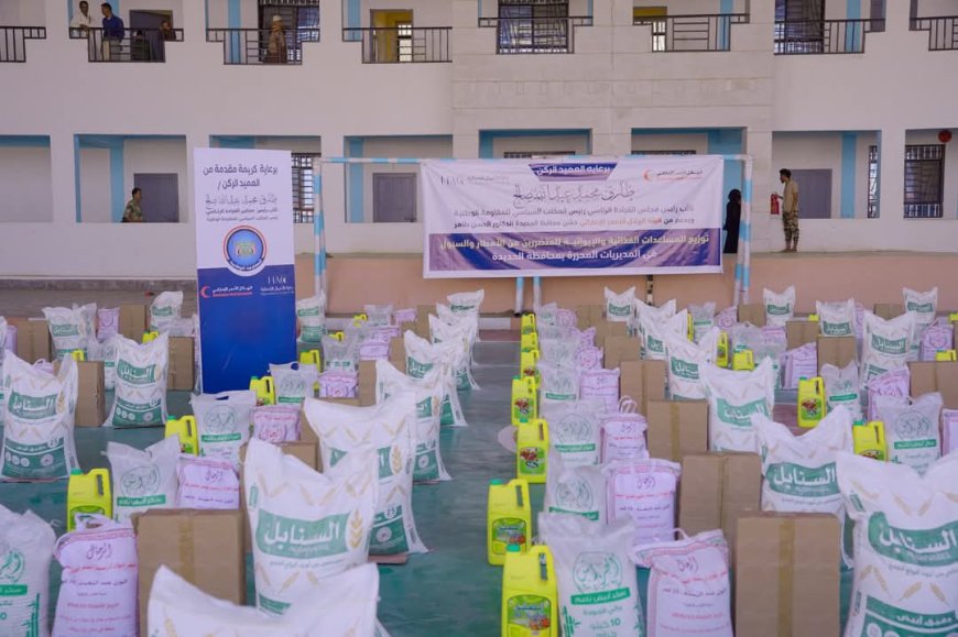 الحديدة..خلية الأعمال الإنسانية توزع سلال غذائية وإيوائية طارئة على متضرري السيول فيها