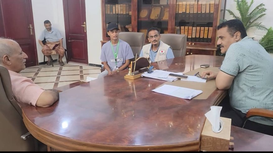 مدير عام المنصورة يشيد بتدخلات الجمعية اليمنية للصحة الإنجابية بالمديرية