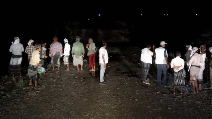 الحديدة..عضو مجلس القيادة الرئاسي يوجه خلية الأعمال الإنسانية بإغاثة عاجلة للمتضررين من الأمطار