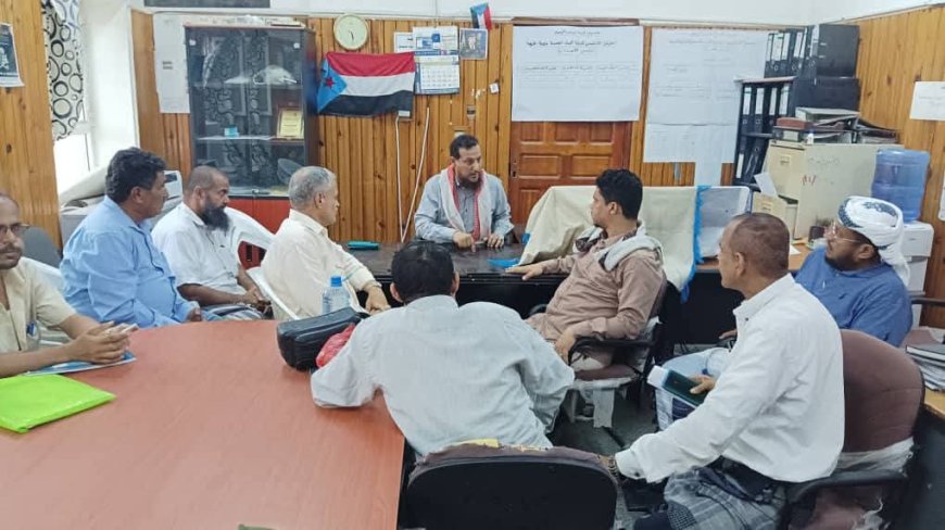 تحت إشراف وكيل العاصمة لشؤون المديريات..انعقاد دائم للجنة الطوارئ في البريقة وجهود مستمرة للحد من آثار المنخفض الجوي وتداعياته