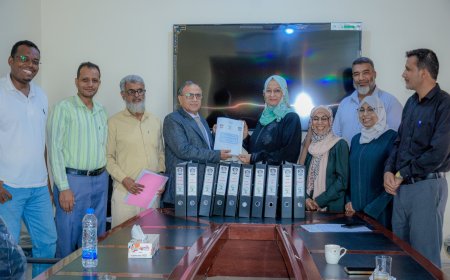 جامعة عدن تسلم مجلس الاعتماد الأكاديمي رسميًا وثائق اعتماد برنامج بكالوريوس الصيدلة