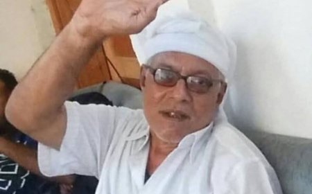 المناضل أديب العيسي يعزي آل باهارون في وفاة الدكتور محمد باهارون