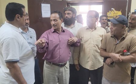 الممول من السلطة المحلية بالمديرية..مدير عام المنصورة يسلم مشروع "إعادة تأهيل مستشفى خليفة الجراحي" للجهة المنفذة