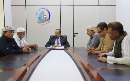 محافظ حضرموت يناقش مع نقابة المهن التربوية الجهود الرامية لاستمرار العملية التعليمية واستقرارها