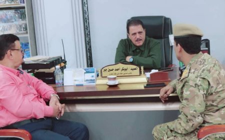 نائب مدير أمن عدن يناقش مع مدير جوازات خور مكسر التحديات الإدارية وآليات معالجتها.