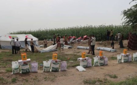 الحديدة.الخلية الإنسانية تباشر إغاثة الأسر المتضررة من السيول في بيت البريق شمال حيس.