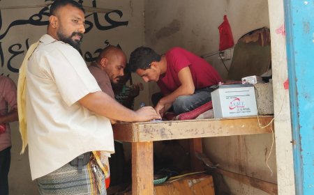 حملة توزيع اشعارات إلزامية بنقل باعة القات من وسط الأحياء السكنية الي سوق القات في المعلا