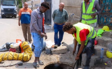 فرق صيانة مؤسسة المياه تنفذ حملة شاملة لتصفية شبكات الصرف الصحي في مديريات عدن