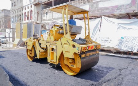 بدء أعمال سفلتة خط البنك المركزي في مديرية صيرة بعدن