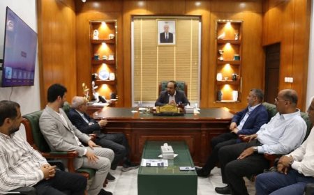 محافظ حضرموت يبحث مع رجل الأعمال عبدالواسع هائل سعيد آفاق توسيع العمل التجاري والصناعي بالمحافظة