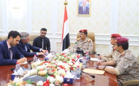 وزير الدفاع يلتقي في عدن سفير الاتحاد الأوروبي الجديد