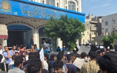 احتجاجات طلابية في تعز للمطالبة بتخفيض رسوم جامعة العلوم والتكنولوجيا.