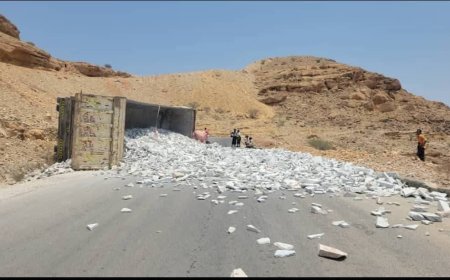 انقلاب قاطرة محمّلة بالأحجار في عقبة "المجازة" بمحافظة شبوة