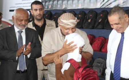 تعز :  خلية الأعمال الإنسانية تدشن مشروع الحقيبة المدرسية لعدد 26 ألف طالب وطالبة في الساحل الغربي