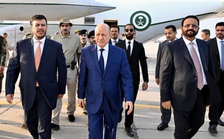 رئيس مجلس القيادة يغادر عدن للمشاركة في قمة الدوحة