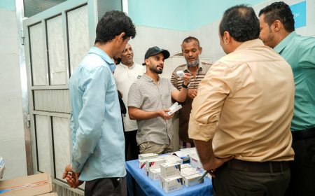 مدير صيرة يزور المخيم الطبي المجاني في مجمع الميدان الصحي