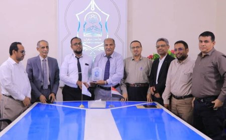 رئيس جامعة سيئون يُكرم عامل النظافة الخريج بامتياز من كلية التعليم عن بُعد "إبراهيم كعتر"