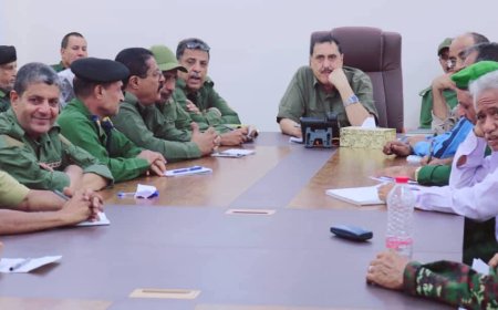 مدير أمن العاصمة عدن يعقد اجتماعاً موسعاً مع مدراء المراكز والمناطق الأمنية.