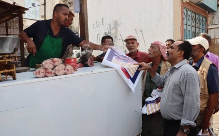 بقيادة الزهري.. السلطة المحلية في خور مكسر توزع على أسواق الأسماك والخضار بنرات رسمية لتعريف المواطنين بالأسعار