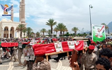 مليشيا الحوثي تشيّع 32 صحفيًا بعد مقتلهم إثر غارة إسرائيلية بصنعاء