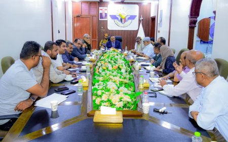 وزير النقل يتفقد سير عمل الهيئة العامة للطيران المدني والأرصاد ويترأس اجتماعاً لمناقشة خطط التطوير