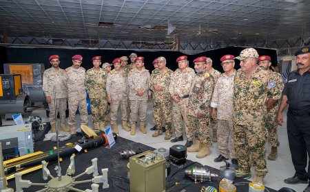 طارق صالح يستعرض مع وزير الدفاع نماذج من ترسانة الأسلحة الإيرانية التي ضبطتها المقاومة الوطنية