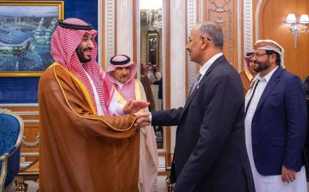 أكد مغادرة الزبيدي إلى الرياض.. مقرب من الرئاسة: ضغوط سياسية على الرئيس العليمي لقبول قرارات الزُبيدي