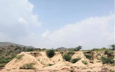 تعز.السيول تجرف مقبرة الرحبي بعزلة الشراجة .