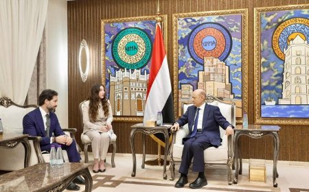 رئيس مجلس القيادة يستقبل القائم بأعمال سفارة الولايات المتحدة