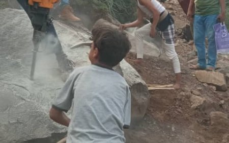 تعز : مبادرة شبابية تطوعية من أجل شق طريق قرية السفا بعزله بلاد الوافي بمديرية جبل حبشي.