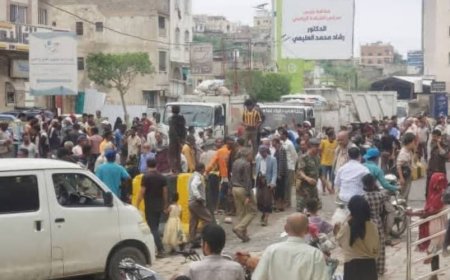تعز.عمال صندوق النظافة يغلقون شارع جمال احتجاجاً على اغتيال مديرتهم .
