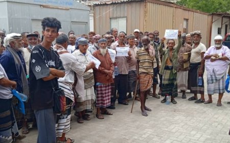 عمال الجمعية التعاونية السكنية بعدن ينفذون وقفة احتجاجية تنديدًا بالاعتداء وتعطيل اجتماعهم الاستثنائي