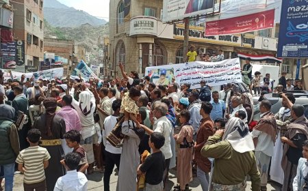 تعز.مظاهرات غاضبة فيها تندد باغتيال المشهري وتطالب برحيل المسؤولين.