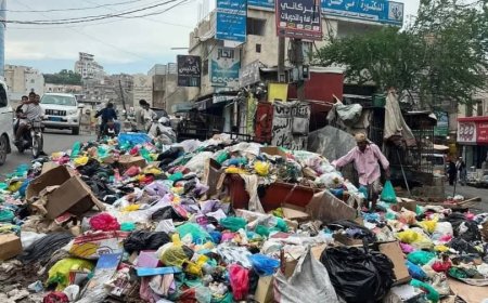 تعز تغرق بالقمامة.. عمال النظافة يضربون احتجاجًا على إراقة دم مديرتهم