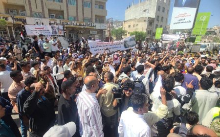 تظاهرة حاشدة أمام مبنى السلطة المحلية في تعز تطالب سرعة القبض على قتلة افتهان المشهري